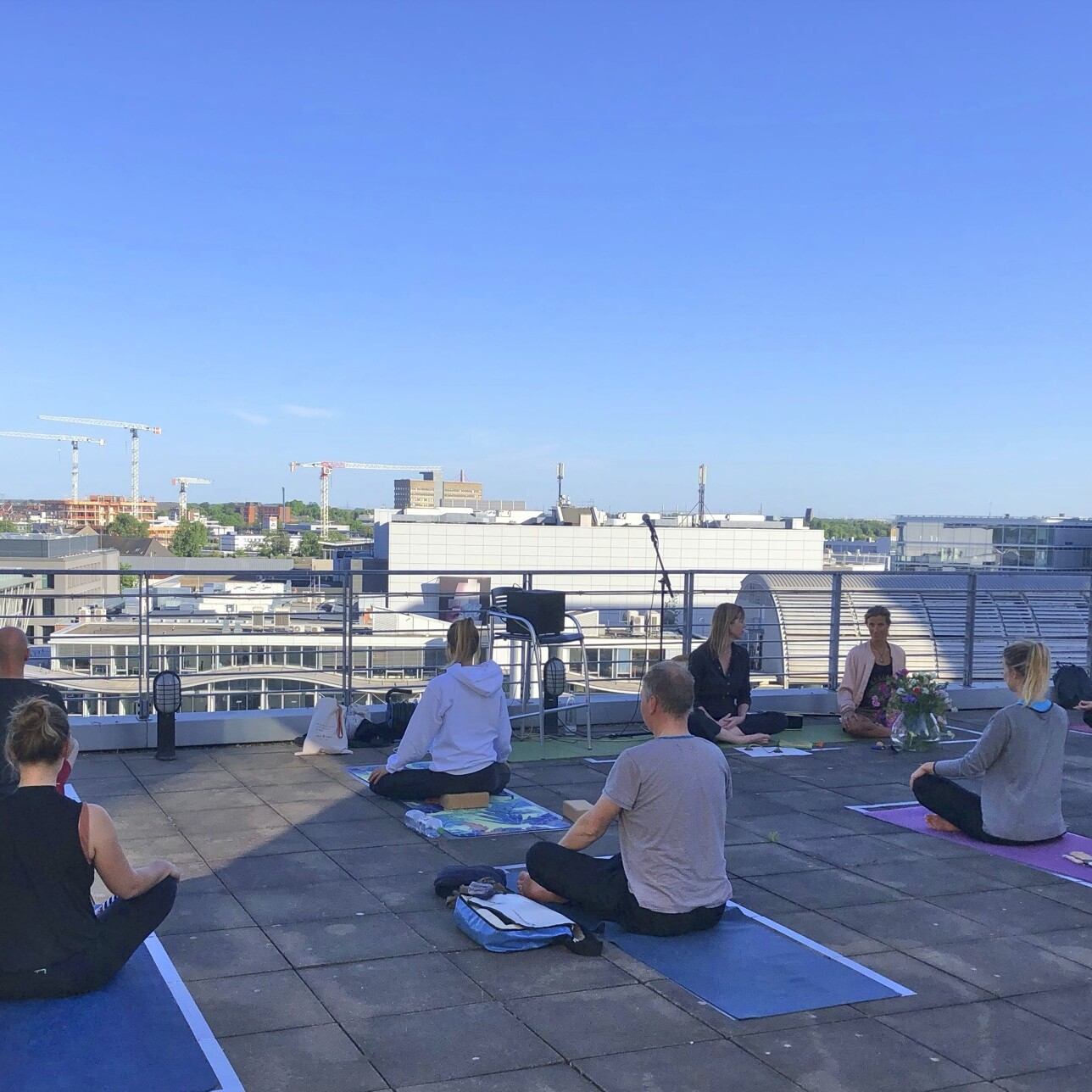 Courtyard Yoga uai, , Mit „Rooftop Yoga“ im Medienhafen entspannen