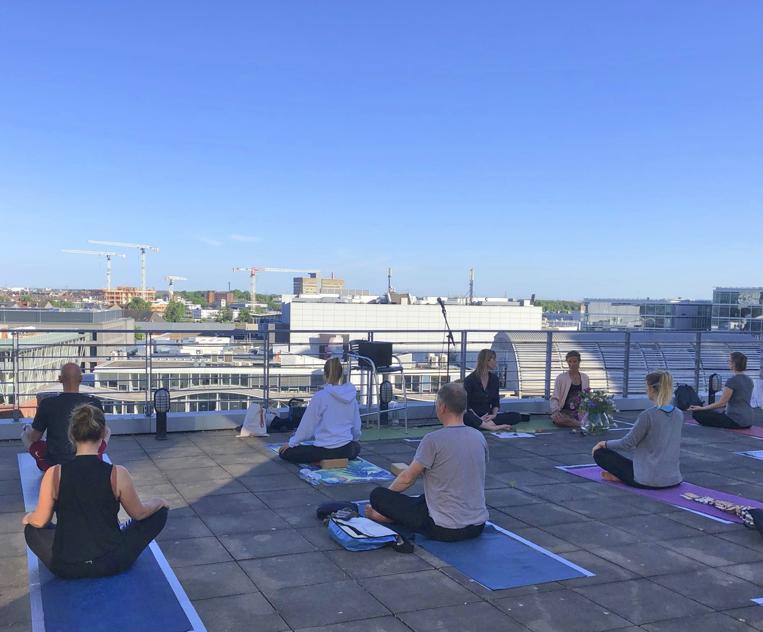 Courtyard Yoga, , Mit „Rooftop Yoga“ im Medienhafen entspannen