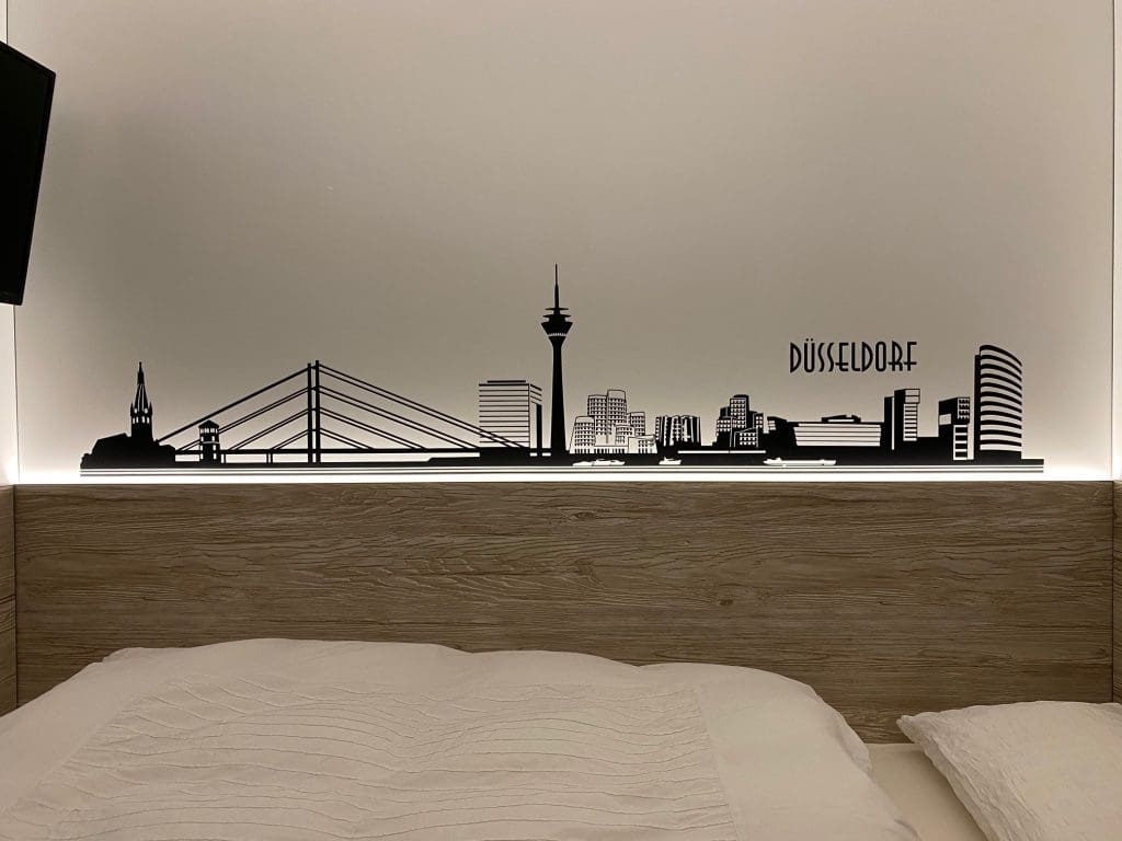 roatel innen bettwand, , Das kleinste Hotel der Welt kommt aus Düsseldorf